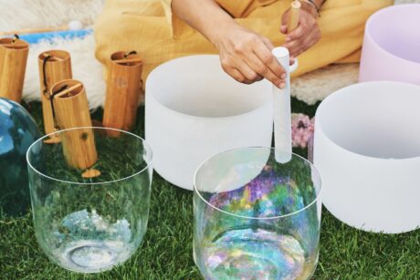 Soundbath mit Klangschalen und Crystal Bowls während eines Soul & Yin Yoga Retreats in NRW zur Entspannung, Harmonisierung und Beruhigung des Nervensystems.