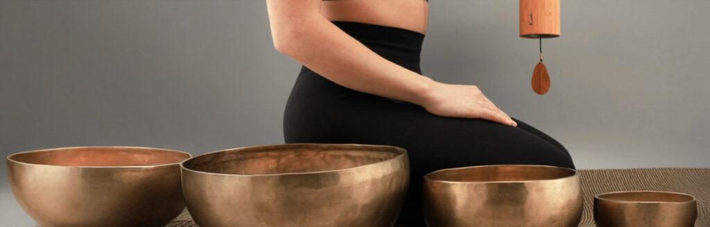 Slow Yoga mit Klangschalen im Kloster, für Achtsamkeit, innere Ruhe und Harmonie – Yoga Retreat mit Vivere Vital.