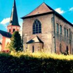 Dieses Bild zeigt die friedvolle Atmosphäre eines Yoga Retreats im historischen Kloster Steinfeld in der Eifel.