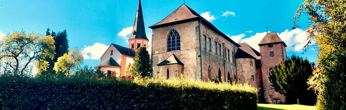 Dieses Bild zeigt die friedvolle Atmosphäre eines Yoga Retreats im historischen Kloster Steinfeld in der Eifel. 