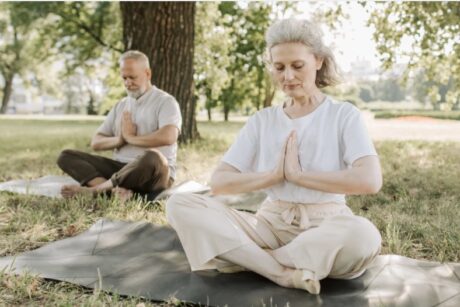 Teilnehmer praktizieren Yoga und Meditation im Bildungsurlaub zur Stressbewältigung und Förderung von Achtsamkeit