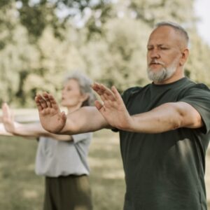 Teilnehmende praktizieren releasing Yoga und Achtsamkeit während eines Bildungsurlaubs im Kloster zur Stärkung von Resilienz, Stressbewältigung und innerer Energie stärken.