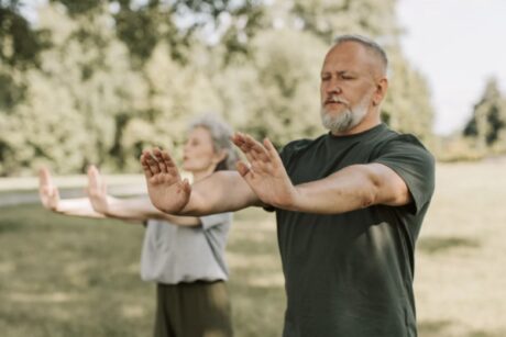 Teilnehmende praktizieren releasing Yoga und Achtsamkeit während eines Bildungsurlaubs im Kloster zur Stärkung von Resilienz, Stressbewältigung und innerer Energie stärken.
