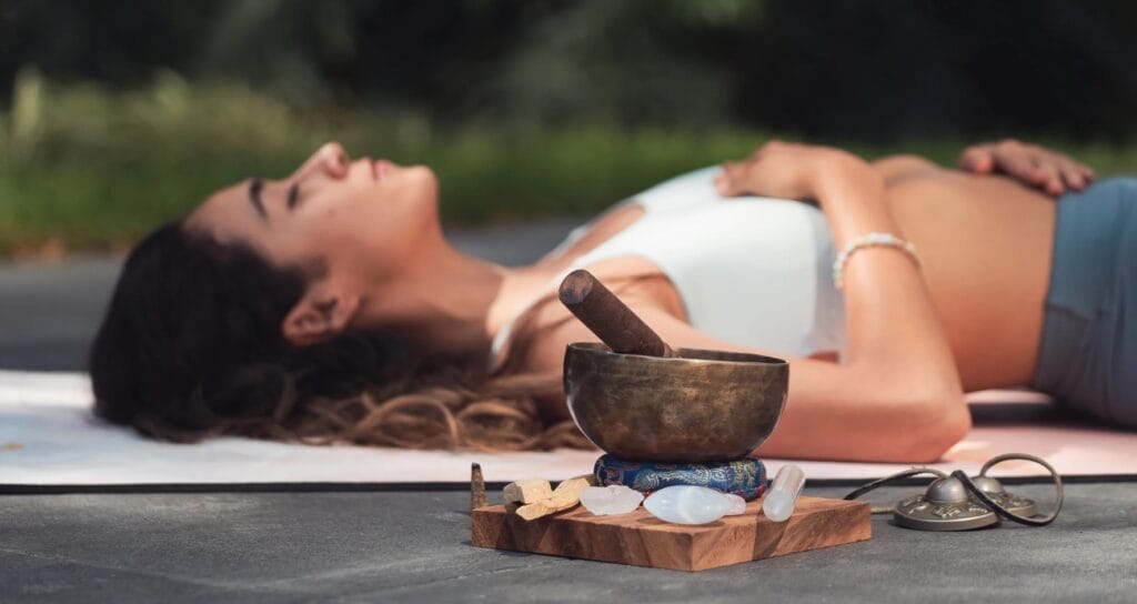 Meditation und Entspannung fördern Stressabbau und innere Harmonie. Klangschalen bei einem Soul & Yin Yoga Retreat im Kloster