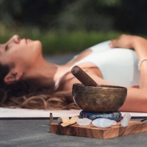 Meditation und Entspannung fördern Stressabbau und innere Harmonie. Klangschalen bei einem Soul & Yin Yoga Retreat im Kloster