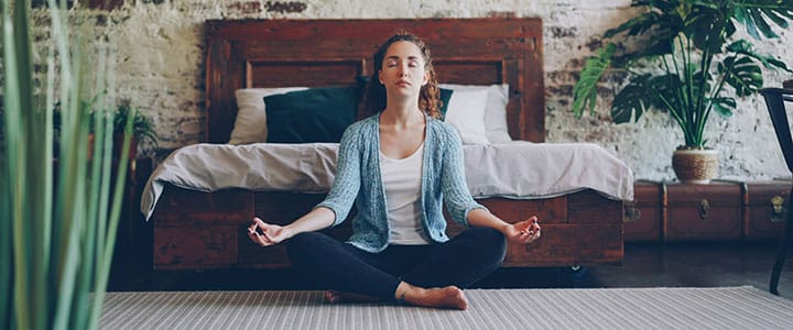 Online - Meditationskurs für Fortgeschrittene | 4 Termine | online meditation | 3 Teilnehmerin einer geführten online Meditation von Vivere Vital. Online Meditationskurs von zuhause aus für mehr innere Ruhe und Entspannung im Alltag.