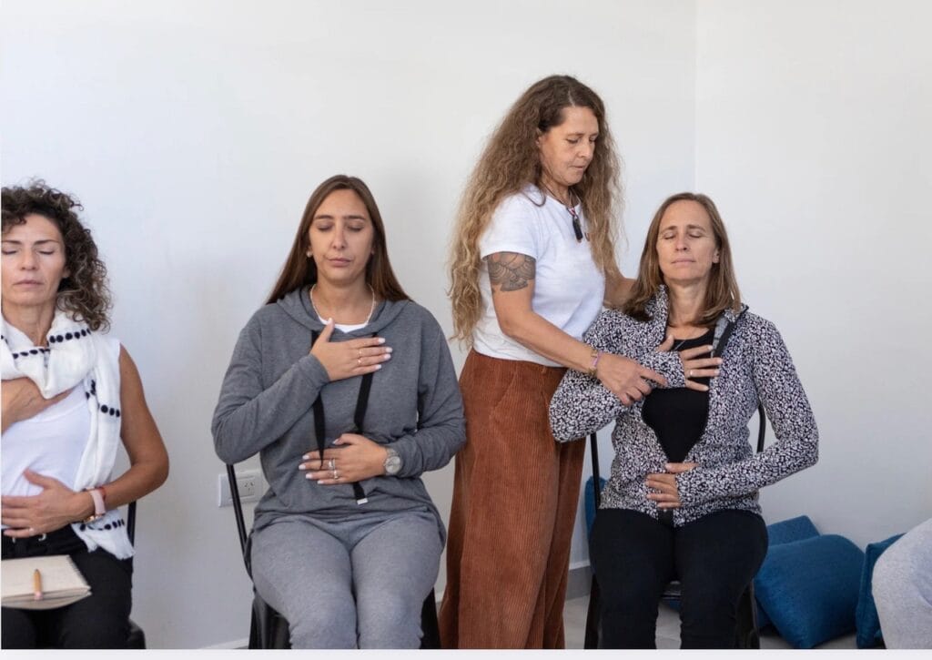 Achtsame Selbstführung – Präsenz und Klarheit für Führungskräfte. Führungskräfte bei einer Achtsamkeitsübung im Mindful Leadership Seminar – Hand auf Herz und Bauch
