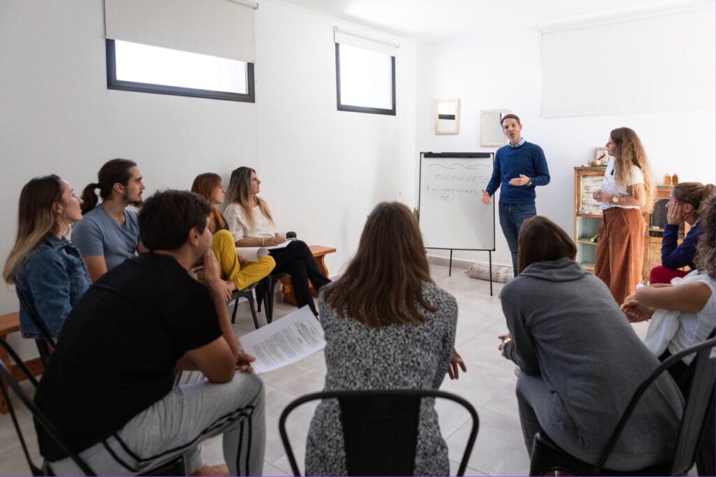 Führungskräfte im Mindful Leadership Day mit Trainerin am Flipchart im Kloster Steinfeld
