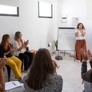 Führungskräfte üben achtsame Selbstführung beim Mindful Leadership Seminar im Kloster Steinfeld