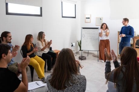 Führungskräfte üben achtsame Selbstführung beim Mindful Leadership Seminar im Kloster Steinfeld