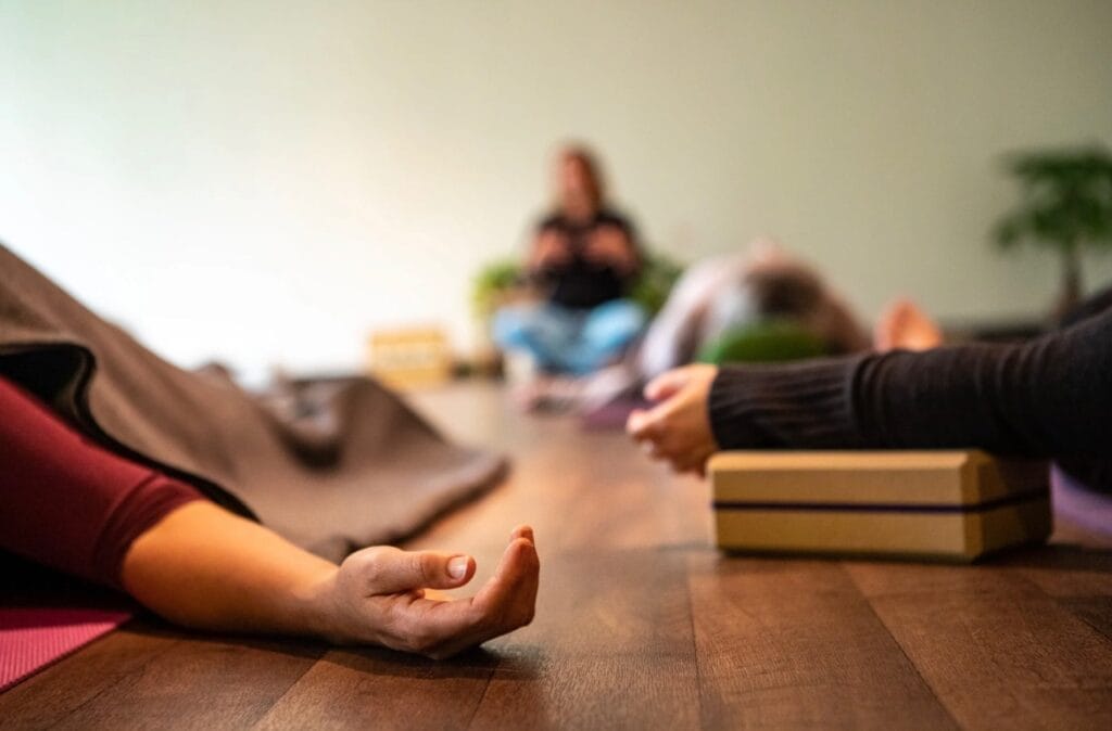 Teilnehmende eines Mind Detox Retreats bei einer gemeinsamen Meditation in der Eifel