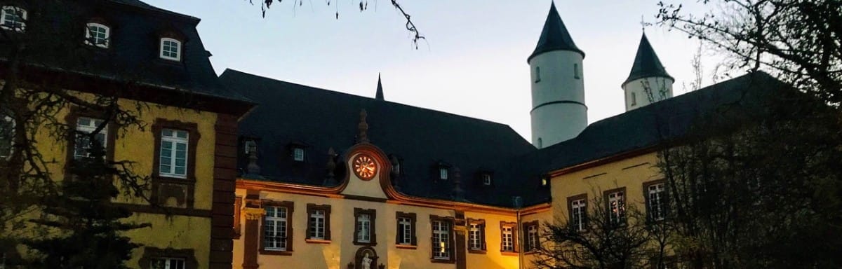 Karneval Retreat 2027 · Soul Yoga, Yin Yoga & Klangreise im Kloster Steinfeld (NRW) | Karneval Retreat 2027,Yoga Retreat NRW Februar,Soul Yoga Kloster Steinfeld,Klangreise Harmonium | 8 Karneval Retreat 2027 – Kloster Steinfeld in der Eifel am Abend