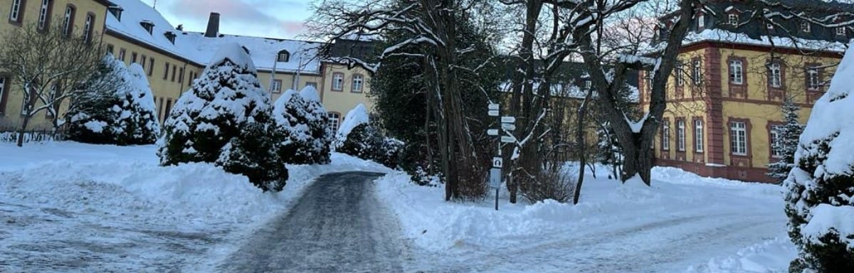 Neujahr Retreat 2027 im Kloster Steinfeld – verschneiter Klosterweg in der Eifel