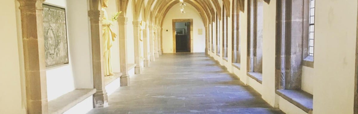 Restoratives Slow & Yin Yoga Retreat · Entspannung – für mehr innere Ruhe & Harmonie | Restoratives Slow Yoga Retreat,Yoga Nidra Retreat Eifel,traumasensitives Yoga Wochenende,Restorative Yoga NRW | 5 Restoratives Slow Yoga Retreat – stiller Kreuzgang im Kloster Steinfeld