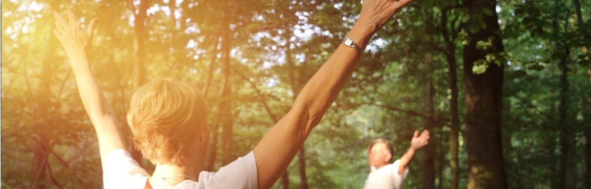 Yoga Retreat April 2027 mit Soul & Yin Yoga und Klangreise im Kloster Vinnenberg | Yoga Retreat April 2027,Kloster,Auszeit | 3 Yoga Retreat April 2027 – Arme im sonnendurchfluteten Frühlingswald ausgestreckt