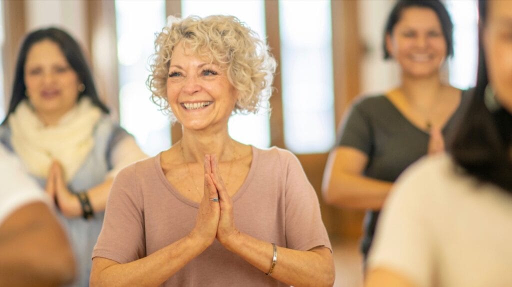 Yoga Retreat 2027 in der Eifel, Menschen die regeneratives Yoga üben um neue Kraft und Energie zu tanken für den Alltag.