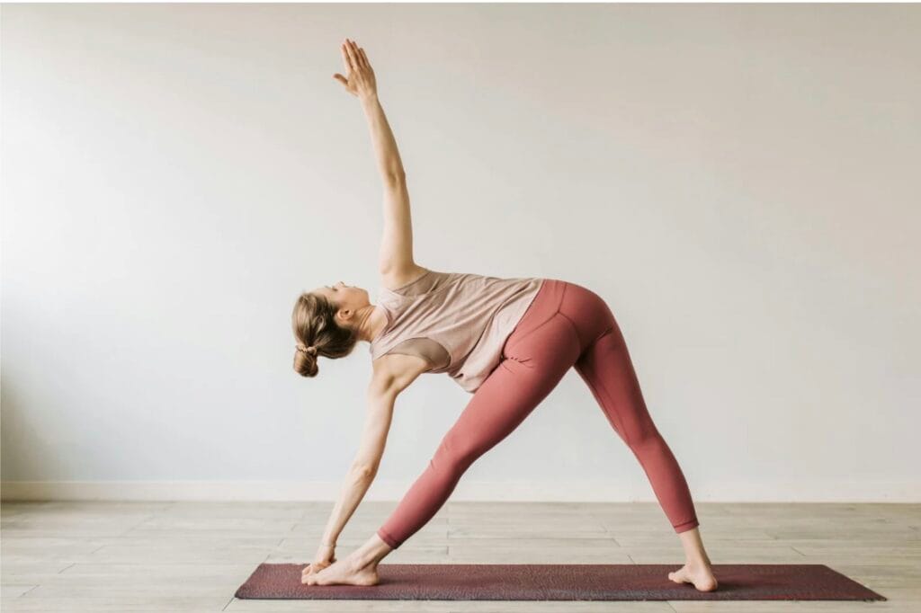 Yoga Retreat im Kloster Steinfeld in der Eifel: Gruppe übt Yoga am Morgen gegen Frühjahrsmüdigkeit und um neue Energie zu aktivieren sowie neue Kraft zu tanken