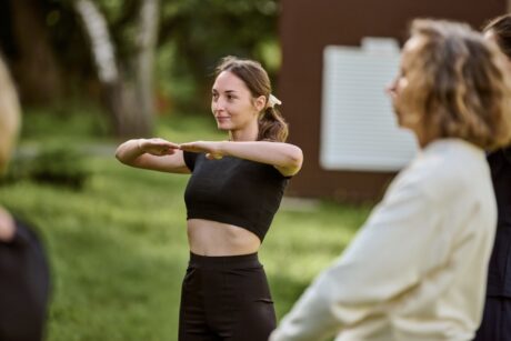 Bildungsurlaub im Kloster mit Embodiment, Yin Yoga und Achtsamkeit zur Stärkung der Resilienz und für mehr innere Ruhe im Berufsalltag.