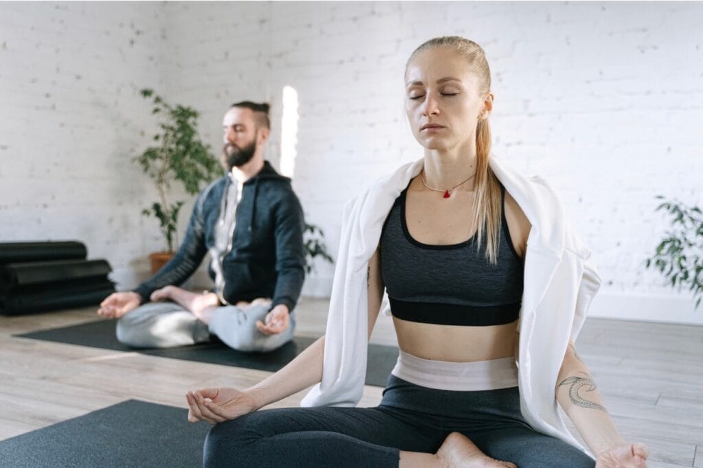 Mann und Frau bei einer Achtsamkeitsübung im Kloster während eines MBSR-Retreats zur Stärkung der Resilienz mit Vivere Vital