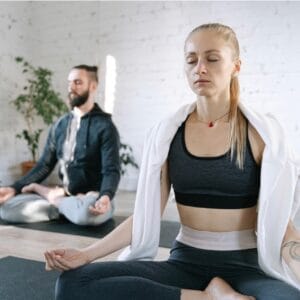 Mann und Frau bei einer Achtsamkeitsübung im Kloster während eines MBSR-Retreats zur Stärkung der Resilienz mit Vivere Vital