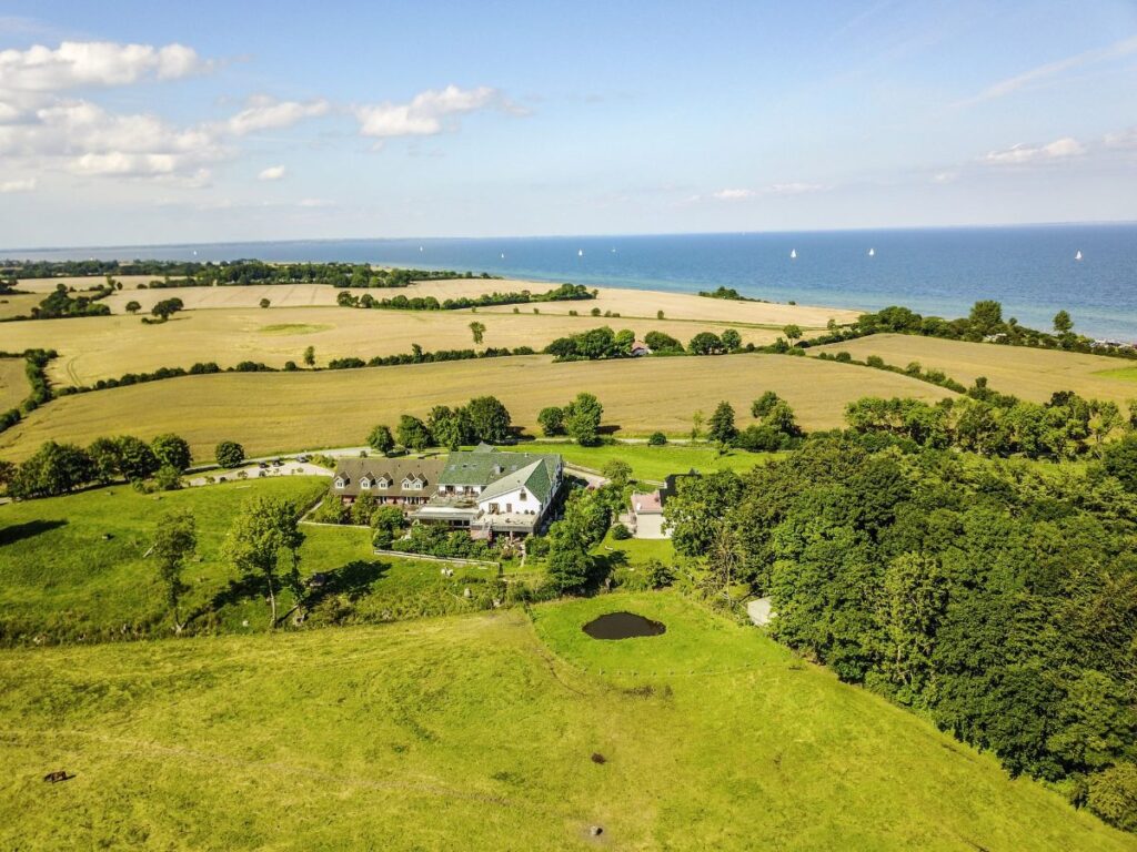 Landhaus Ostseeblick in Kronsgaard an der Ostsee aus der Luft – Seminarort für Bildungsurlaub mit Yoga, Achtsamkeit und Resilienz