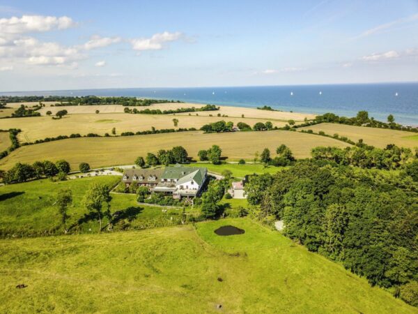 Landhaus Ostseeblick in Kronsgaard an der Ostsee aus der Luft – Seminarort für Bildungsurlaub mit Yoga, Achtsamkeit und Resilienz
